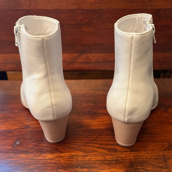 Brand new Lulu’s White and Blonde Pointed Toe Ankle Booties - Picture 3 of 7